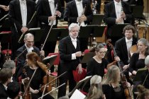 Finnische Dirigent Jukka-Pekka Saraste leitete das WDR Sinfonieorchester Köln bei seinem Abschiedskonzert mit seinem Lieblingsstück von Gustav Mahler Sinfonie Nr. 5 cis-Moll (1901–02) in der Kölner Philharmonie (© Thomas Brill)