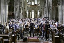 Finnische Dirigent Jukka-Pekka Saraste leitet das WDR Sinfonieorchesters Köln im Hohen Dom zu Köln (© Thomas Brill)
