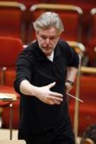 Finnischer Dirigent Jukka-Pekka Saraste leitet das WDR Sinfonieorchester Köln in Begleitung des deutschen Violinisten Frank Peter Zimmermann in der Kölner Philharmonie (&copy; Thomas Brill)