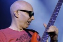 Amerikanische Rock- bzw. Fusiongitarrist Joe Satriani gastiert auf seiner "I Just Wanna Rock"-Tour im E-Werk Köln (© Thomas Brill)