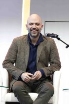 Italienischer Schriftsteller Roberto Saviano und die Journalistin Karen Krüger diskutieren über "Treue" und die Frauen in der Mafia im Rahmen der 25. lit.COLOGNE in der Kölner Flora (© Thomas Brill)