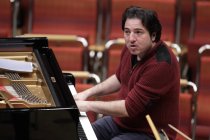 Türkischer Pianist Fazil Say begleitet das Gstaad Festival Orchestra unter der Leitung des amerikanschen Dirigenten Kristjan Järvi in der Philharmonie Köln (© Thomas Brill)