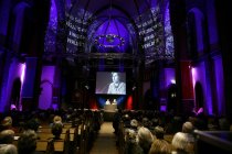 Deutsche Schriftstellerin Judith Schalansky und der deutsche Hubert Winkels sprechen über Schalanskys neues Buch "Verzeichnis einiger Verluste" im Rahmen der lit.COLOGNE 2019 in der Kulturkirche Köln (© Thomas Brill)