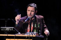 Deutsche Entertainer Rocko Schamoni gastiert auf seiner "lebendig 2013 - Songs und Storys"-Tour im Gloria Theater Köln (© Thomas Brill)