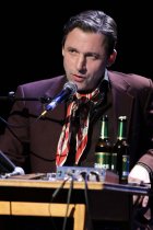 Deutsche Entertainer Rocko Schamoni gastiert auf seiner "lebendig 2013 - Songs und Storys"-Tour im Gloria Theater Köln (© Thomas Brill)