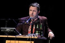Deutsche Entertainer Rocko Schamoni gastiert auf seiner "lebendig 2013 - Songs und Storys"-Tour im Gloria Theater Köln (© Thomas Brill)