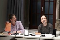 Deutsche Schriftstellerinnen Anne Korth und Barbara Peveling im Gespräch mit der deutschen Politikwissenschaftlerin Simone Scharbert sprechen über das Thema "Gewalt gegen Frauen" im Literaturhaus Köln (&copy; Thomas Brill)