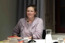 Deutsche Schriftstellerinnen Anne Korth und Barbara Peveling im Gespräch mit der deutschen Politikwissenschaftlerin Simone Scharbert sprechen über das Thema "Gewalt gegen Frauen" im Literaturhaus Köln (&copy; Thomas Brill)