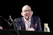 Das Journalisten-Ehepaar Christina Schenk und Denis Scheck und der deutsche Schauspieler Dietmar Bär und  sprechen "Der undogmatische Hund" im Rahmen der lit.Cologne 2022 in der Kulturkirche Köln (© Thomas Brill)