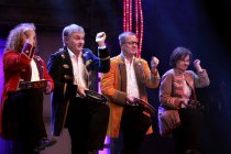 Köbes Underground mit Bandleader Ecki Pieper und dem Lied "Schellenkranz" bei der Stunksitzung 2017 im E-Werk Köln (© Thomas Brill)