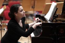 Russische Pianistin Olga Scheps gastiert in Begleitung des Staatliches Symphonieorchester Estland unter der Leitung der niederländischen Dirigenten Bas Wiegers in der Philharmonie Köln (© Thomas Brill)