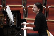 Russische Pianistin Olga Scheps gastiert in Begleitung des Staatliches Symphonieorchester Estland unter der Leitung der niederländischen Dirigenten Bas Wiegers in der Philharmonie Köln (© Thomas Brill)