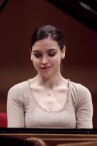 Russische Pianistin Olga Scheps begleitet das Amadeus Chamber Orchestra of Polish Radio unter der Leitung der polnischen Dirigentin Agnieszka Duczmal in der Philharmonie Köln (© Thomas Brill)