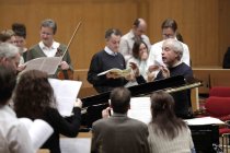 Ungarische Pianist und Dirigent András Schiff leitet das Chamber Orchestra of Europe in der Philharmonie Köln (© Thomas Brill)
