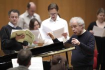 Ungarische Pianist und Dirigent András Schiff leitet das Chamber Orchestra of Europe in der Philharmonie Köln (© Thomas Brill)