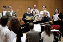 Ungarische Pianist und Dirigent András Schiff leitet das Chamber Orchestra of Europe in der Philharmonie Köln (© Thomas Brill)