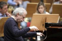 Ungarische Pianist und Dirigent András Schiff leitet das Chamber Orchestra of Europe in der Philharmonie Köln (© Thomas Brill)