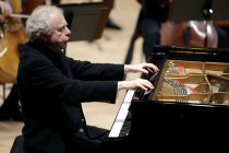 Ungarische Pianist András Schiff gastiert in Begleitung der Sächsische Staatskapelle Dresden unter der Leitung des südkoreanischen Dirigenten Myung-Whun Chung in der Kölner Philharmonie (© Thomas Brill)