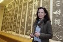 Leiterin des Ostasiatischen Museum Dr. Adele Schlombs im Interview über 100 Jahre Museum für Ostasiatische Kunst! im Ostasiatischen Museum Köln (© Thomas Brill)