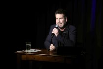Deutsche Komiker Torsten Schlosser gastiert mit seinem Programm "Schluss mit Schlosser - Jahresrückblick 2022" im Atelier Theater Köln (&copy; Thomas Brill)