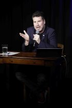 Deutsche Komiker Torsten Schlosser gastiert mit seinem Programm "Schluss mit Schlosser - Jahresrückblick 2022" im Atelier Theater Köln (&copy; Thomas Brill)