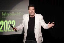 Deutsche Komiker Torsten Schlosser gastiert mit seinem Programm "Schluss mit Schlosser - Jahresrückblick 2022" im Atelier Theater Köln (&copy; Thomas Brill)