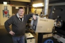 Geschäftsführer der OFF Kinobetriebs GmbH Dipl.-Ing. Christian Schmalz in seinem Kino "OFF Broadway" in Köln (© Thomas Brill)