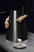 Die Ausstellung „Von Louise Bourgeois bis Yoko Ono. Schmuck von Künstlerinnen“ gastiert vom 20. November 2025 bis 26. April 2026 im Museum für Angewante Kunst in Köln (&copy; Thomas Brill)