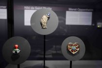 Die Ausstellung „Von Louise Bourgeois bis Yoko Ono. Schmuck von Künstlerinnen“ gastiert vom 20. November 2025 bis 26. April 2026 im Museum für Angewante Kunst in Köln (&copy; Thomas Brill)