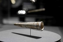 Die Ausstellung „Von Louise Bourgeois bis Yoko Ono. Schmuck von Künstlerinnen“ gastiert vom 20. November 2025 bis 26. April 2026 im Museum für Angewante Kunst in Köln (&copy; Thomas Brill)