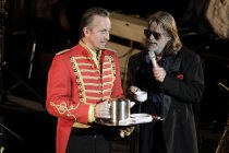 Ruhrpott-Komödiant Helge Schneider gastiert mit seiner Karnevalsshow "Pretty Joe und die Dorfschönheiten!" in der Philharmonie Köln (© Thomas Brill)