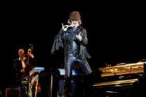 Deutsche Komödiant Helge Schneider gastiert mit seinem Programm "Pretty Joe und die Dorfschönheiten!" in der Mitsubishi Electric Halle Düsseldorf (© Thomas Brill)