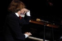 Ruhrpott-Komödiant Helge Schneider gastiert mit seiner Karnevalsshow "Rettung Naht - Superhelgi auf Tournee!" in der Philharmonie Köln (© Thomas Brill)