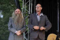 Ruhrpott-Komödiant Helge Schneider gastiert auf seiner "240 years of "Singende Herrentorte""-Tour Open Air am Tanzbrunnen Köln (© Thomas Brill)