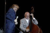 Ruhrpott-Komödiant Helge Schneider gastiert auf seiner "240 years of "Singende Herrentorte""-Tour Open Air am Tanzbrunnen Köln (© Thomas Brill)