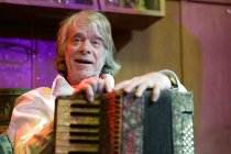 Ruhrpott-Komödiant Helge Schneider präsentiert im Tanzbrunnen Kölndas Programm seiner "Ellebogen vom Tich"-Tournee 2026 im Weißer Holunder in Köln (&copy; Thomas Brill)