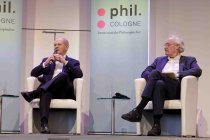 Deutsche Politiker Olaf Scholz und der deutsche Sozialphilosoph Axel Honneth diskutieren über Axel Honneths Buch "Der arbeitende Souverän" im Rahmen der phil.COLOGNE in der Flora Köln (© Thomas Brill)