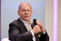 Deutsche Politiker Olaf Scholz und der deutsche Sozialphilosoph Axel Honneth diskutieren über Axel Honneths Buch "Der arbeitende Souverän" im Rahmen der phil.COLOGNE in der Flora Köln (© Thomas Brill)