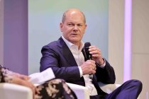 Deutsche Politiker Olaf Scholz und der deutsche Sozialphilosoph Axel Honneth diskutieren über Axel Honneths Buch "Der arbeitende Souverän" im Rahmen der phil.COLOGNE in der Flora Köln (© Thomas Brill)
