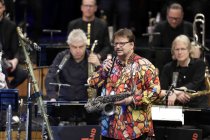 Mitglieder des Bundesjazzorchesters gastiert in Begleitung der WDR Big Band Köln unter der Leitung des deutschen Jazz-Saxophonisten Steffen Schorn und der Moderatorin Jana Forkel in der Kölner Philharmonie (&copy; Thomas Brill)