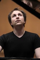 Deutsch-Rumnische Pianist Herbert Schuch gastiert mit Werken von Leo  Jan ek und Franz Schubert in der Philharmonie Kln (© Thomas Brill)