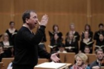 Deutsche Dirigent Reiner Schuhenn leitet den Madrigalchor der Hochschule für Musik und Tanz Köln, Figuralchor Bonn und das Kölner Kammerorchester in der Philharmonie Köln (© Thomas Brill)