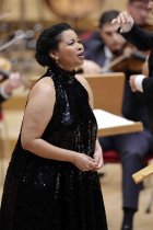 Südafrikanische Sopranistin Golda Schultz gastiert in Begleitung des Gürzenich-Orchester Köln unter der Leitung des italienischen Dirigenten Riccardo Minasi in der Kölner Philharmonie (© Thomas Brill)