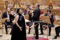 Südafrikanische Sopranistin Golda Schultz gastiert in Begleitung des Gürzenich-Orchester Köln unter der Leitung des italienischen Dirigenten Riccardo Minasi in der Kölner Philharmonie (© Thomas Brill)