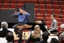 Britischer Dirigent Gerard Schwarz leitet das Orchester Academy of St. Martin in the Fields in Begleitung des Pianisten Jonathan Biss in der Philharmonie Köln (&copy; Thomas Brill)