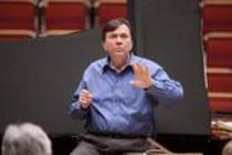 Britischer Dirigent Gerard Schwarz leitet das Orchester Academy of St. Martin in the Fields in Begleitung des Pianisten Jonathan Biss in der Philharmonie Köln (&copy; Thomas Brill)