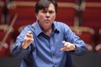 Britischer Dirigent Gerard Schwarz leitet das Orchester Academy of St. Martin in the Fields in Begleitung des Pianisten Jonathan Biss in der Philharmonie Köln (&copy; Thomas Brill)