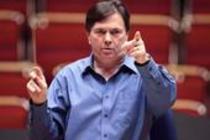 Britischer Dirigent Gerard Schwarz leitet das Orchester Academy of St. Martin in the Fields in Begleitung des Pianisten Jonathan Biss in der Philharmonie Köln (&copy; Thomas Brill)