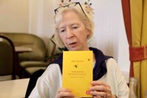 Vorsitzende der Kölner Goethe Gesellschaft Petra Schwarze im Interview bezüglich 30 Jahre Goethe-Gesellschaft in Köln e.V. im Fassbender Café Köln (© Thomas Brill)