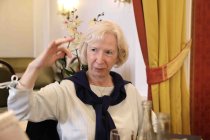 Vorsitzende der Kölner Goethe Gesellschaft Petra Schwarze im Interview bezüglich 30 Jahre Goethe-Gesellschaft in Köln e.V. im Fassbender Café Köln (© Thomas Brill)